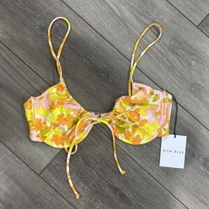 NWT! Aila Blue Emilia‎ Top in Blooms